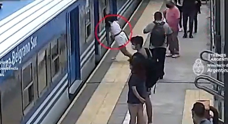 Mujer enferma, se desmaya y cae en vías de tren en Argentina – Noticias