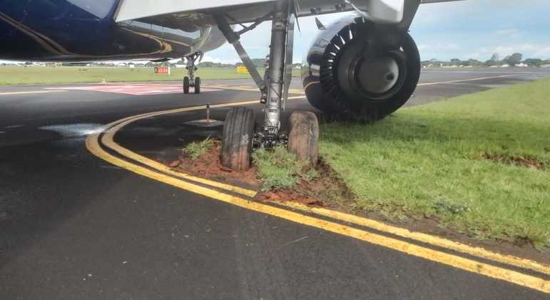 Uma parte do trem de pouso principal do avião da Azul ficou atolada em um trecho de grama com terra, bem próximo ao asfalto, no aeroporto de Uberlândia