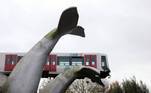 Um trem do metrô holandês foi salvo de um desastre nesta segunda-feira (2), quando descarrilou e quebrou uma barreira de segurança, mas foi impedido de cair na água por uma escultura de uma cauda de baleia