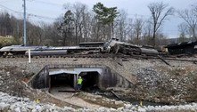 Trem descarrilha após atravessar caminhão que carregava viga de concreto