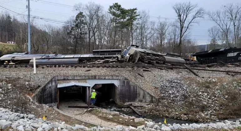 Trem descarrilhou após atravessar caminhão, em Chattanooga, no Tennessee (EUA)