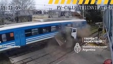 Trem parte caminhão que cruzou sinal vermelho ao meio na Argentina; assista