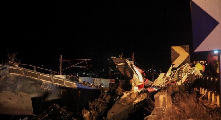 Dois trens colidiram na região central da Grécia na noite desta terça-feira (28)