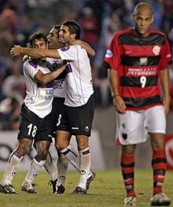 Três anos mais tarde, o Flamengo voltava à Libertadores como atual campeão da Copa do Brasil. O time, ainda invicto, chegava com moral às oitavas de finais e enfrentaria o Defensor, do Uruguai. Contudo, no jogo de ida, fora de casa, vitória do Defensor por 3 a 0.  Já na volta, o Flamengo fez 2 a 0, mas não foi suficiente para garantir a classificação para a próxima fase da competição. 