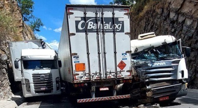 Por conta da batida, os veículos ficaram presos em um paredão e  o trânsito nos dois sentidos ficou interditado.