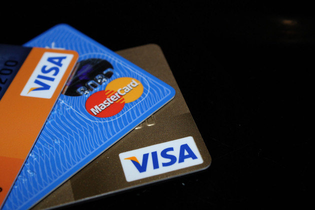 Três cartões de crédito, de duas diferentes bandeiras, Visa e Mastercard. MALIZ ONG / CC0 Public Domain