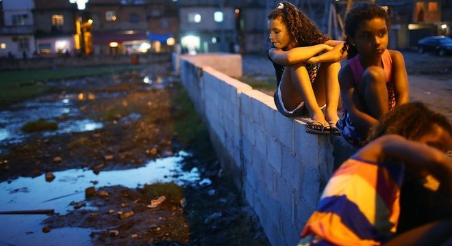 A proliferação do mosquito da dengue está relacionada a má condições de saneamento, que levam ao acúmulo de água por exemplo — precariedade encontrada em várias partes da América Latina, como no Brasil