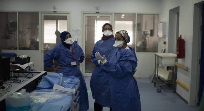 Profissionais de saúde no Marrocos; equipes e cientistas correm contra o tempo em busca de respostas sobre a covid-19
