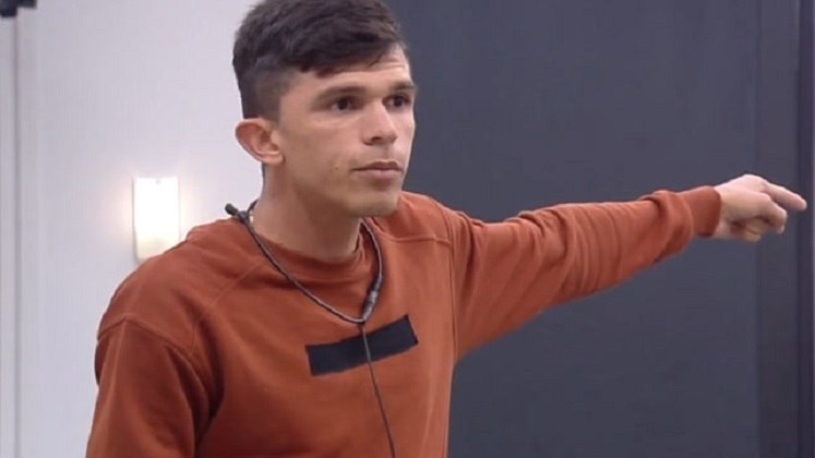 O caldo também entornou entre Tiago Dionisio e o grupo de Thiago Servo. Antes aliados, as rivalidades se fortaleceram após o humorista se sentir humilhado por Erick e decidir mudar de lado. Tanto que foi o responsável por colocar os bombonzinhos na mesma Zona de Risco! Ao longo do jogo criticou várias vezes o grupo: Disse que 