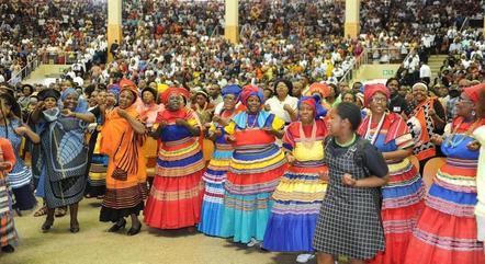 Mulheres das diferentes tribos presentes cantaram e dançaram juntas, simbolizando a paz entre os povos