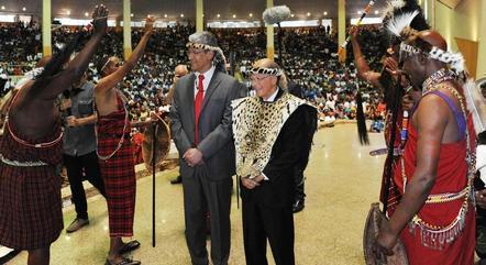 Após ganhar presente raro de zulus, guerreiros massais também prestaram homenagens