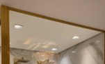 Um dos cômodos mais luxuosos do apartamento é o banheiro da suíte master, que tem um box imenso - também feito de mármore branco e detalhes dourados - com chuveiro duplo e luzes embutidas no teto