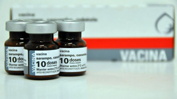 Tríplice Viral: Outra vacina importante é a tríplice viral. Administrada aos 15 meses de idade, com uma só dose, ela está no Brasil desde os anos 90 e protege contra sarampo, caxumba e rubéola, que podem matar em casos raros. 