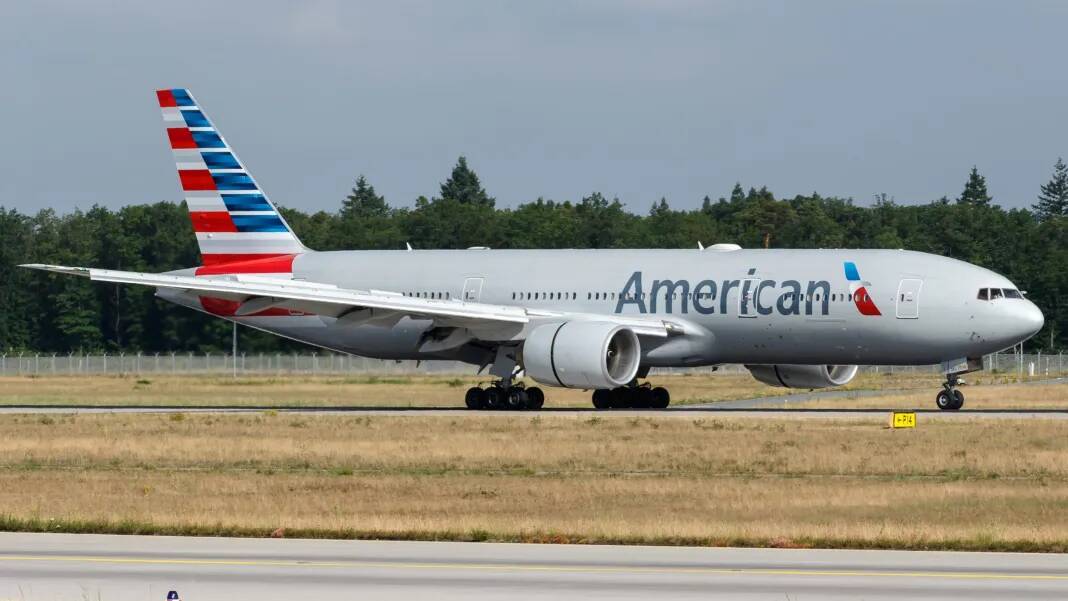 Tripulantes da American Airlines em folga são feridos em acidente na estrada
