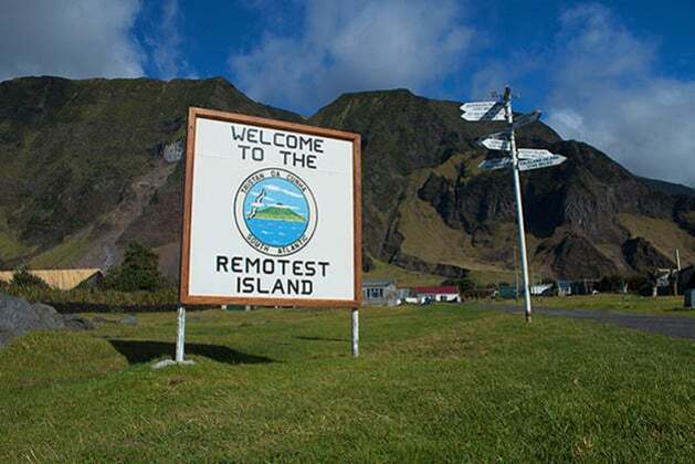Tristão da Cunha (Oceano Atlântico): É um arquipélago vulcânico remoto no Atlântico Sul, administrado pelo Reino Unido como um território ultramarino. É um dos lugares mais isolados do mundo, situado a cerca de 2.400 quilômetros da África do Sul. 