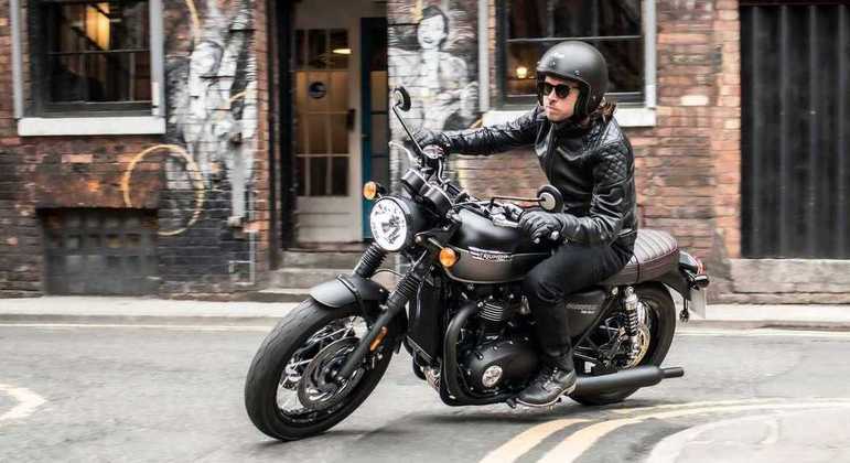 Design da motocicleta mantém o padrão clássico da marca inglesa