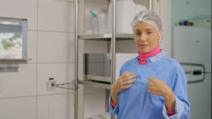 CozinhaFernanda até sabe cozinhar, mas nunca enfrentou uma cozinha de restaurante! Ela vai ter que usar toda a sua expertise em gastronomia para dar conta do trabalho da Maria Antônia. Olha a cara dela ao perceber tudo o que terá que fazer!
