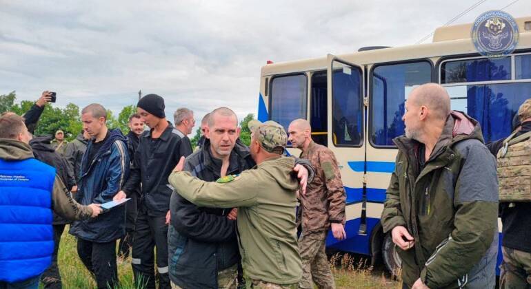 O ministério também publicou um vídeo que mostrava os soldados libertados retornando à Rússia de ônibus. O mesmo aconteceu com um grupo de ucranianos
