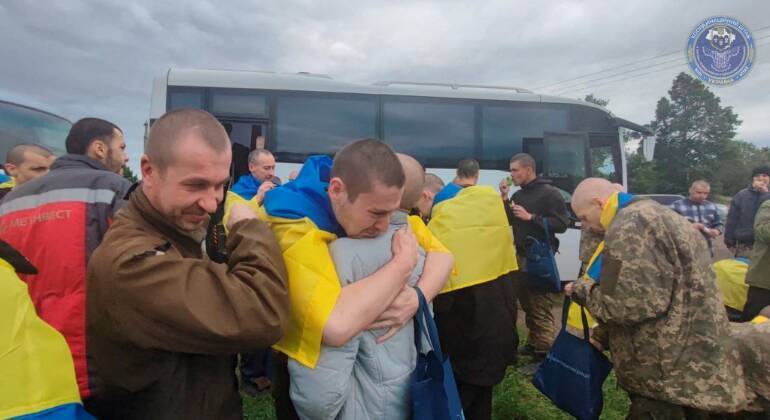 Os prisioneiros, liberados em uma localidade desconhecida na Ucrânia, foram flagrados abraçando seus familiares, que os receberam aliviados. Informações de como as famílias foram levadas até o endereço secreto não estão claras