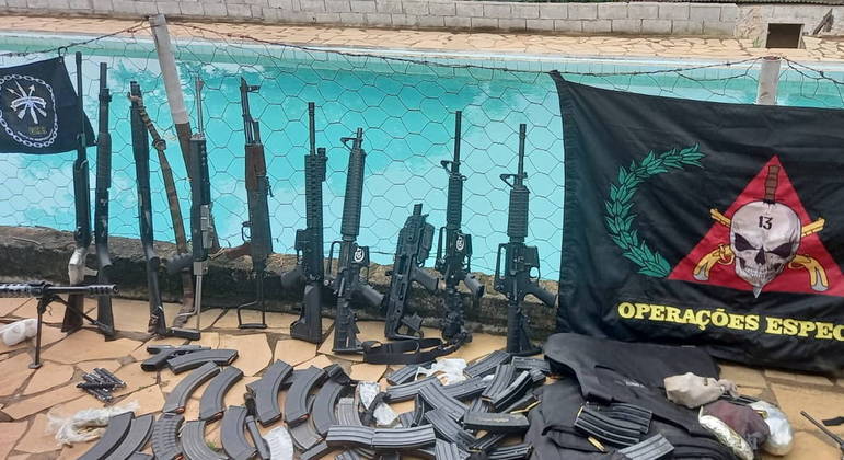 Armas, munição e coletes à  prova de balas foram encontradas pela polícia em sítio 