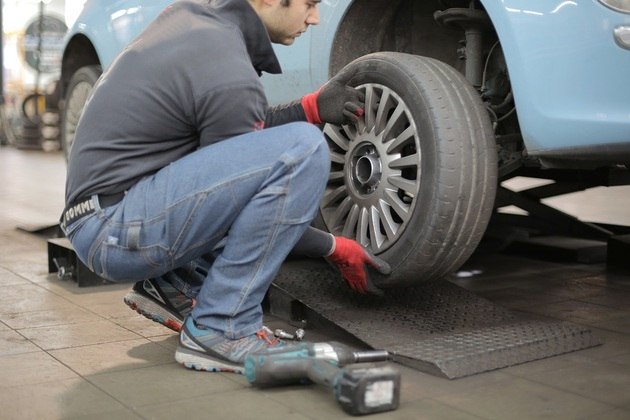 TROCAR PNEU CARRO, MANUTENÇÃO, CARRO