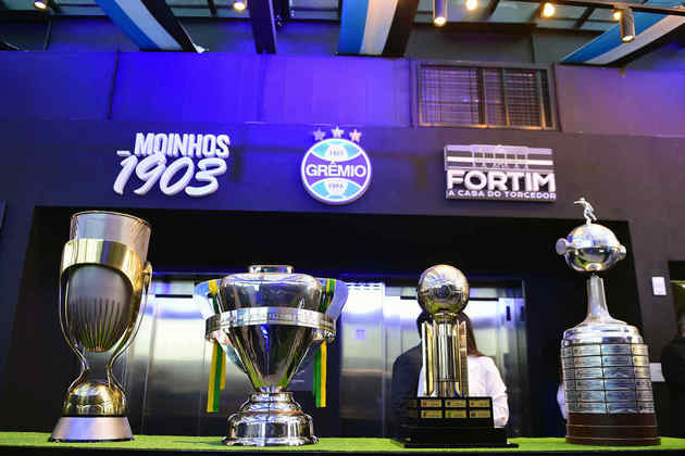 Troféus conquistados pelo Grêmio decoram o hotel.
