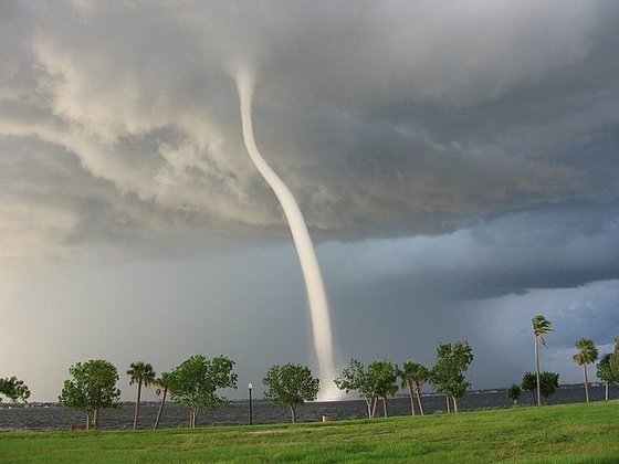 Tromba d'água - Fenômeno meteorológico em que uma coluna de ar giratória forma uma espécie de funil. É o nome dado ao tornado quando ocorre sobre água (rio ou mar) que condensa o vapor. Na parte de cima, há nuvens de tempestade.  