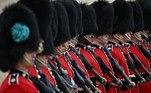 Na próxima quinta-feira (2), mais de 1.200 soldados da guarda real vão desfilar por uma área central de Londres, perto do Palácio de Buckingham. O tradicional 'Trooping the Colour' ou 'Desfile de Bandeiras' é uma das tradições da data. Nos anos de 2020 e 2021, porém, as homenagens foram canceladas por causa da pandemia de Covid-19