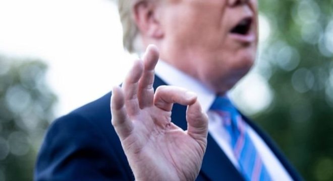 Trump anunciou que vai restaurar tarifas sobre aço e alumínio brasileiros e argentinos diante da desvalorização do real e do peso frente ao dólar, o que pode gerar prejuízos bilionários para exportadores do Brasil.