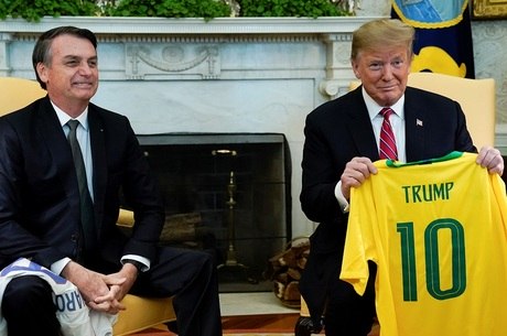 Presidentes trocaram camisas de seleções de futebol