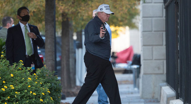 Trump usa entrada lateral da Casa Branca após passar o dia jogando golfe