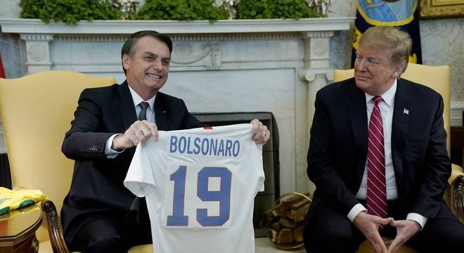 Bolsonaro recebe de Trump a camisa da seleÃ§Ã£o de futebol dos EUA