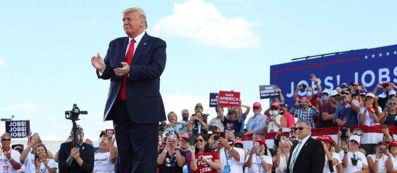 Donald Trump durante um comício em Oshkosh, Wisconsin