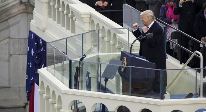 Pessoas que rejeitavam Trump passaram a antipatizar menos com ele depois da posse