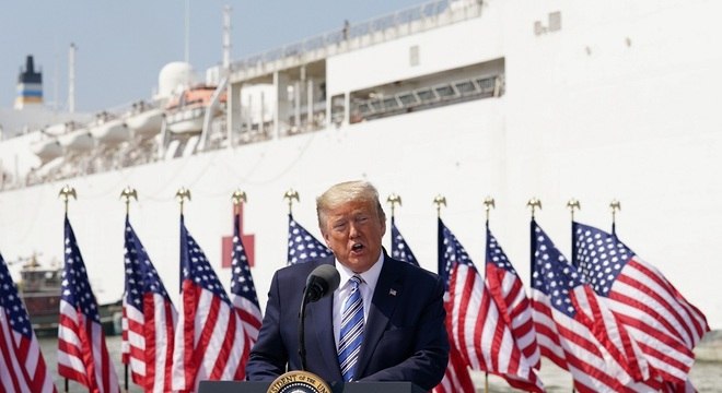 Trump discursa antes do embarque do navio hospital que segue para Nova York