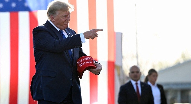 O ex-presidente dos EUA Donald Trump gesticula durante um comício em Ohio

