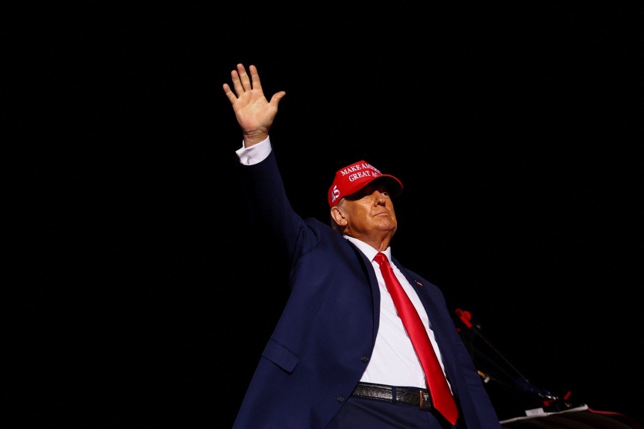 O ex-presidente dos EUA, Donald Trump, participa de um comício em apoio a candidatos republicanos