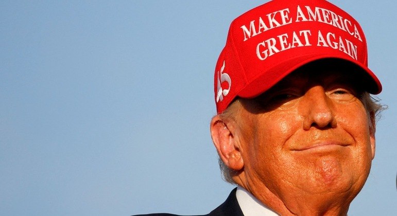 O ex-presidente dos EUA, Donald Trump, participa de comício na Flórida