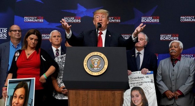 Trump mostrou fotos de vítimas de imigrantes que ele mesmo autografou