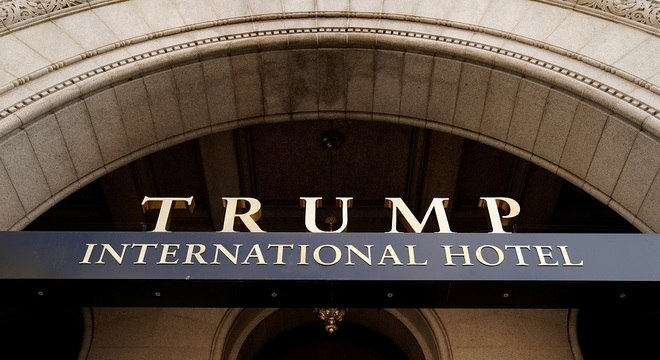 Ação se concentrava no uso de hotel da rede Trump durante a posse, em 2017