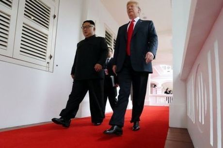 Presidentes caminham durante encontro em Cingapura