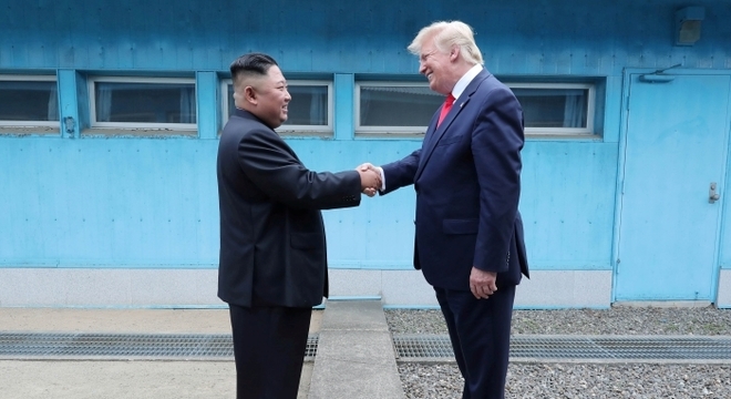 Donald Trump e Kim Jong-un se encontraram em zona desmilitarizada entre Coreias