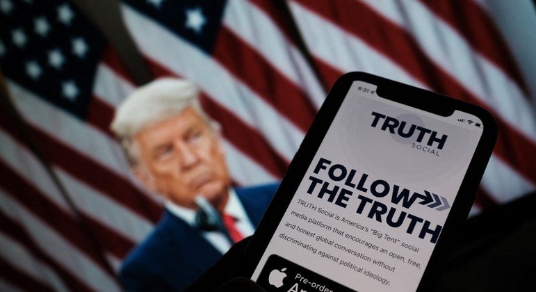 O ex-presidente dos EUA Donald Trump irá lançar sua própria rede social, a "TRUTH Social"