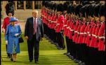 A segunda gafe ocorreu logo em seguida, enquanto era realizada a inspeção da guarda real. Trump ultrapassou a rainha durante a caminhada, e andou na frente de Elizabeth II, ficando de costas para a monarca
