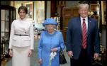 Em julho de 2018, o presidente dos EUA visitou o Reino Unido, e cometeu uma série de gafes. Mas duas delas foram as mais graves. Na primeira delas, ele, e sua mulher Melania Trump, se atrasaram 12 minutos no encontro marcado com a rainha Elizabeth II no Castelo de Windsor. A rainha ficou o tempo todo de pé, no Sol esperando os dois convidados