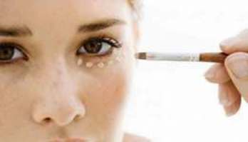 Bolsas, olheiras, flacidez e manchas são sinais de envelhecimento (Reprodução)