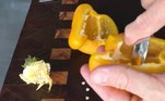 É possível deixar o pimentão menos indigesto? Abra o pimentão e retire a parte branca, chamada de endocarpo (camada onde ficam localizadas as sementes).Já se o problema for com a pele do vegetal, você deve assar e quando estiver bem dourado, coloque-o em um saco plástico para que a pele saia com mais facilidade