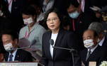 Outra política que conseguiu conter a pandemia foi Tsai Ing-wen, presidente de Taiwan, território vizinho à China, onde a pandemia começou. Ing-wen fechou fronteiras com o vizinho, além de criar um centro de controle de epidemias e investir no rastreamento de infecções