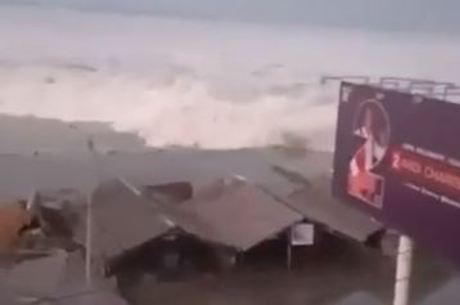 https://img.r7.com/images/tsunami-palu-indonesia-28092018143438018?dimensions=460x305