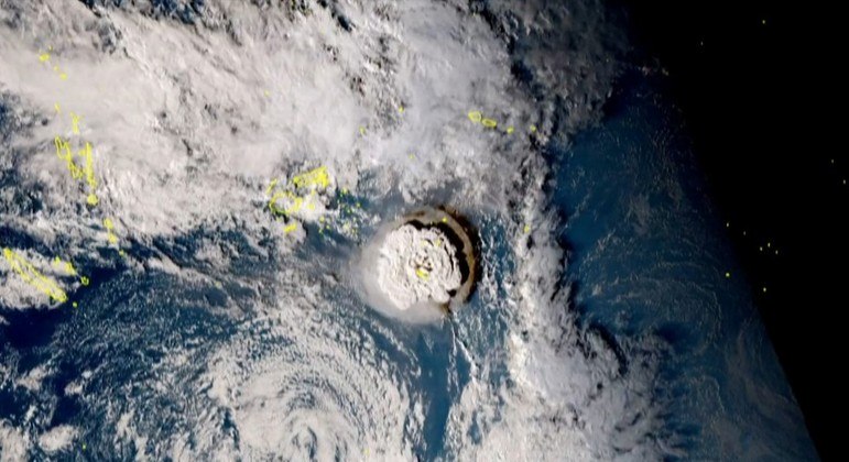 Imagens do satélite Himawari-8 do Japão mostra a erupção vulcânica que provocou tsunâmi em Tonga